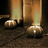 Lampada da giardino a forma di sasso a LED dal design moderno ispirato ai petali