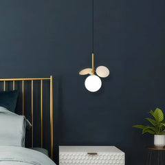 Lampada a sospensione con globo in vetro dal design moderno da comodino