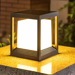Lampada per pilastro cancello esterno a LED solare con struttura a cubo nera design moderno