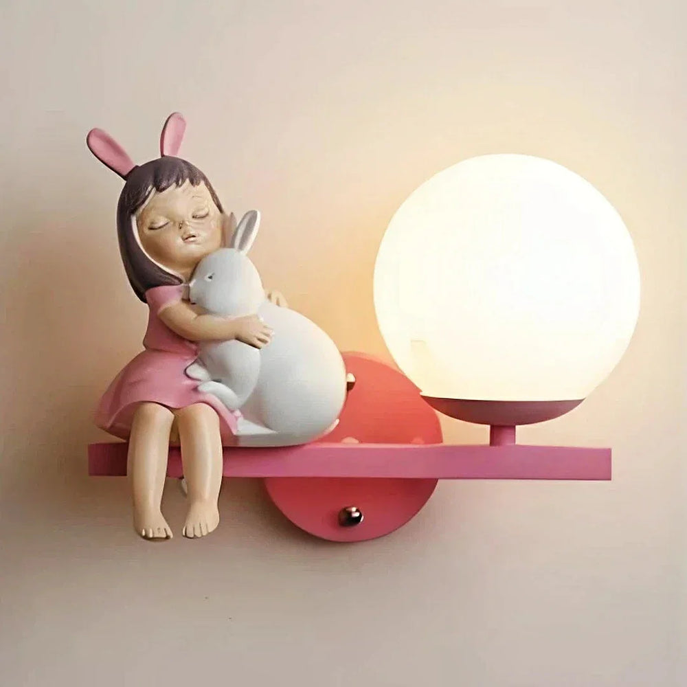 Applique per la cameretta della bambina con sfera in vetro e figura di bambina con coniglio