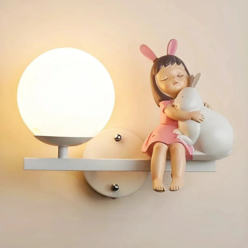 Applique per la cameretta della bambina con sfera in vetro e figura di bambina con coniglio