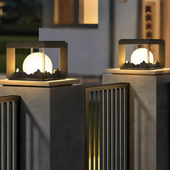 Lampada da pilastro solare a LED nera con motivo montano per giardino dal design moderno