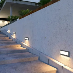 Segnapasso LED da esterno a parete rettangolare con luce diffusa design minimal