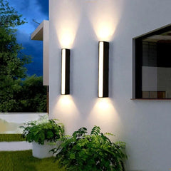 Applique doppio fascio da esterno LED dal design geometrico contemporaneo per portico