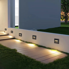 Segnapasso LED da parete per esterni dal design minimalista con finitura sabbiata