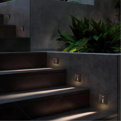 Segnapasso LED da incasso quadrato dal design minimalista con sensore di movimento per portico