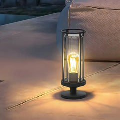 Lampada da pilastro nera con struttura a lanterna dal design contemporaneo per giardino
