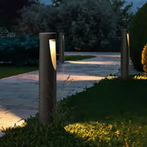 Paletto LED da giardino cilindrico in metallo nero dal design moderno