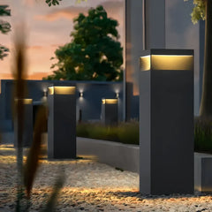 Paletto da giardino LED solare a colonna in metallo nero dal design moderno