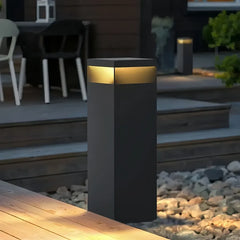 Paletto da giardino LED solare a colonna in metallo nero dal design moderno