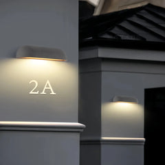 Applique da esterno per facciata in cemento dal design minimalista con LED