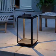 Lanterna da pavimento minimal a LED in vetro trasparente per terrazzo