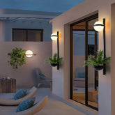 Applique esterno design moderno con globo opale a LED e struttura lineare per balcone