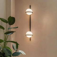 Applique esterno design moderno con globo opale a LED e struttura lineare per balcone