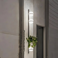 Applique esterno design moderno con globo opale a LED e struttura lineare per balcone