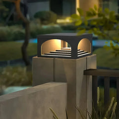 Lampada da pilastro esterno a LED solare con arco traforato per giardino