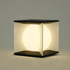 Lampada LED solare per pilastri da esterno con globo luminoso e design cubico moderno