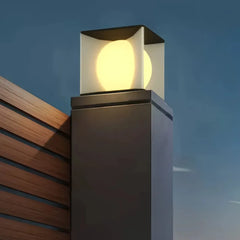 Lampada LED solare per pilastri da esterno con globo luminoso e design cubico moderno