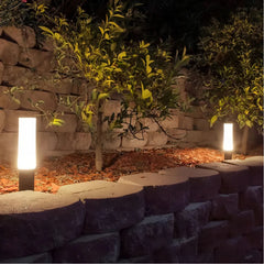 Paletto luminoso cilindrico da esterni nero a LED con design minimalista per giardino