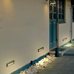 Segnapasso LED da esterno senza incasso dal design minimalista nero con finitura opaca