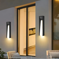 Applique da esterno di design minimal a LED verticale nera con diffusore trapezoidale