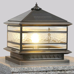 Lampada da pilastro solare da esterno vintage quadrata in ottone con sensore crepuscolare
