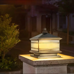 Lampada da pilastro solare da esterno vintage quadrata in ottone con sensore crepuscolare
