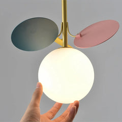 Lampada a sospensione con globo in vetro dal design moderno da comodino