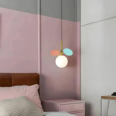 Lampada a sospensione con globo in vetro dal design moderno da comodino