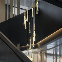 Lampadario a spirale con pendenti a goccia in cristallo finitura oro per scale interne