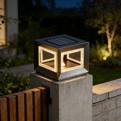 Lampada pilastro LED solare da esterno in metallo nero con struttura cubica aperta dal design moderno