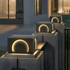 Lampada da pilastro cubica nera opaca da esterno dal design moderno