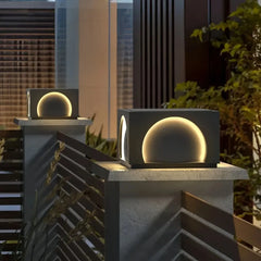 Lampada da pilastro cubica nera opaca da esterno dal design moderno