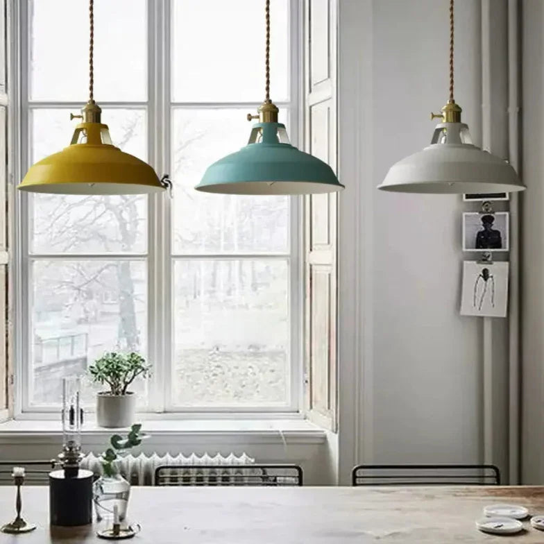 Lampadario a sospensione in metallo colorato stile nordico per la sala da pranzo