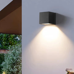 Applique da esterno monodirezionale LED nero opaco in stile minimal per ingresso