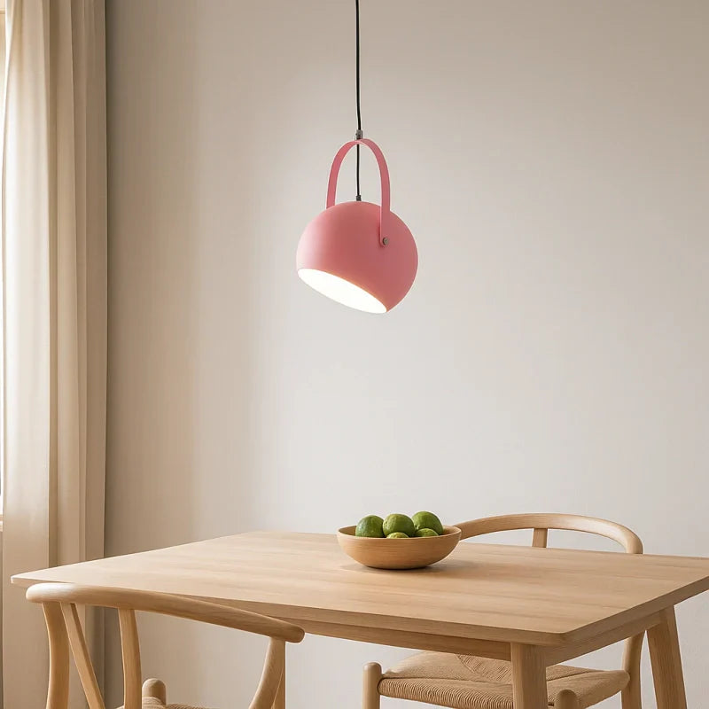 Lampadario a sospensione a sfera orientabile in metallo dal design nordico per la sala da pranzo