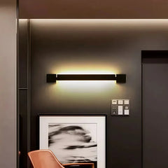 Applique orientabile da parete lineare LED con rotazione fino a 350° in metallo nero