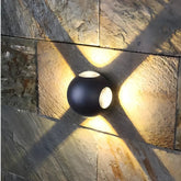 Applique per esterno con intersezione di fasci luminosi LED design moderno a sfera per balcone