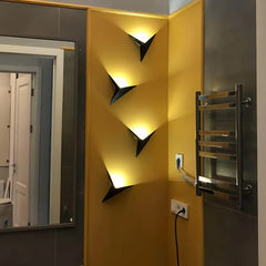 Applique da parete minimal dal design geometrico in metallo con LED dimmerabile