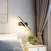 Applique LED lineare orientabile in metallo dal design minimalista per camera da letto
