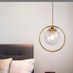 Lampadario a sfera di vetro con anello in metallo per comodino
