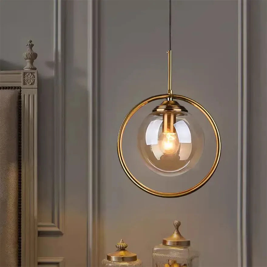 Lampadario a sfera di vetro con anello in metallo per comodino