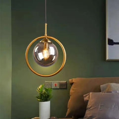 Lampadario a sfera di vetro con anello in metallo per comodino