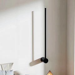 Applique LED lineare orientabile e dimmerabile in metallo nero dal design minimalista