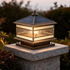Lampada da pilastro solare da esterno vintage quadrata in ottone con sensore crepuscolare