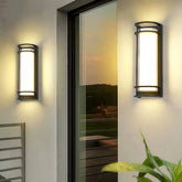 Applique da esterno IP68 a LED con griglia protettiva per ingresso dal design contemporaneo