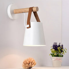 Applique da parete stile nordico per la camera da letto in metallo e legno paralume a campana