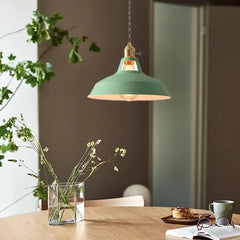 Lampadario a sospensione in metallo colorato stile nordico per la sala da pranzo