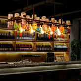 Lampadario con bottiglie in vetro colorato a LED stile industriale per isola cucina
