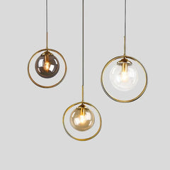 Lampadario a sfera di vetro con anello in metallo per comodino
